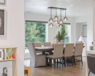 Luxury Modern House with Pool and Fountains - Sacramento - Jadalnia