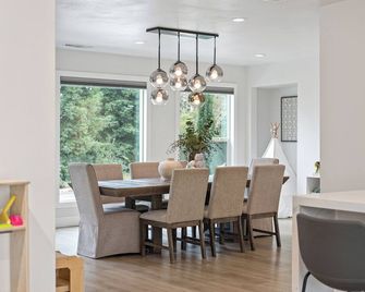 Luxury Modern House with Pool and Fountains - סקרמנטו - חדר אוכל