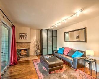 Downtown Kirkland Condo! Newly Renovated with Patio - Kirkland - Living room