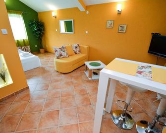 Studio Apartment With Garden View - Kotor - Living room