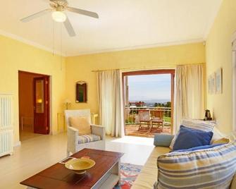 Apricot Gardens Guesthouse - Gordons Bay - Oturma odası