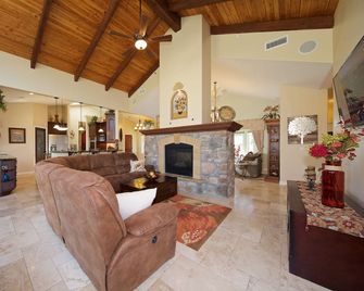 Peaceful Luxurious Country Estate close to Beaches, Golf and Vacation Attraction - Ramona - Living room