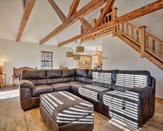 Luxury Cabin w/ Pond, Working Ranch Near Nevada - Nevada - Huiskamer
