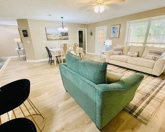 Eastgate 5a Cozy Family Retreat Close To - Hammond - Living room