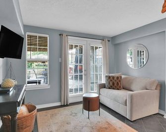 The Marlin House: Waterfront Escape with Dock, Outdoor Kitchen & Stunning Views! - Willis - Living room