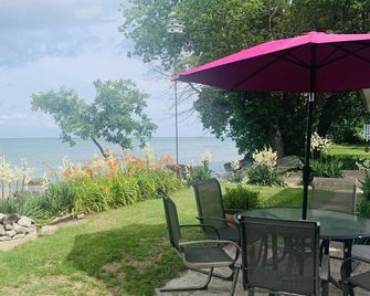 East Shore - Lake View Cottage - Pelee Island - Pelee Island - Patio
