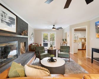 Pickleball Estate near Raleigh, Hot Tub, Fire Pit, Basketball ,5 BR, 3 acre lot - Clayton - Living room