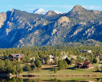 NEW luxury lakeside retreat near RMNP, activities, downtown and restaurants. - Estes Park - Outdoor view