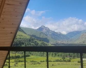 Mountain flower cottage - Stepantsminda - Balcón