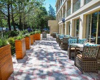 B Hotel Bishkek - Biskek - Patio