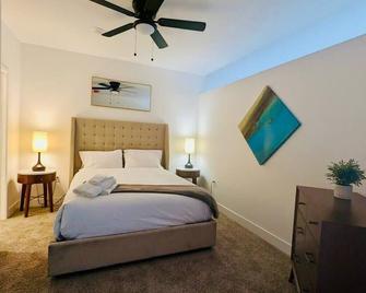 Cozy 1 Br Near Dt Garage Parking Gym W&D - St. Louis - Bedroom