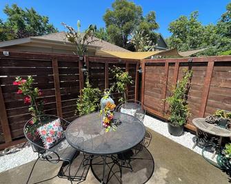 Guesthouse in the heart of Historic Folsom - Folsom - Terasa