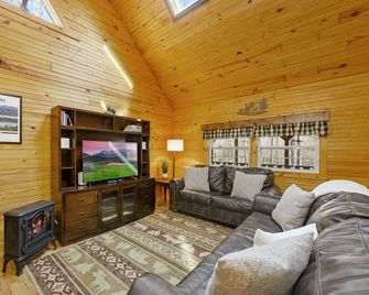 Private • Firepit • King Beds • Near Nat’l Park - Cosby - Living room