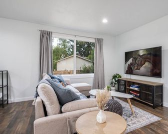 Home Away from Home! - Tacoma - Living room