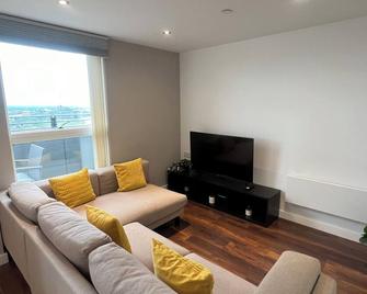 Luxury, Centrally Located 2 Bedroom Duplex Apt with Skyline View Balcony - מנצ'סטר - סלון