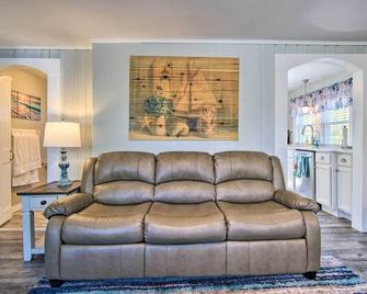Wareham Cottage with Deck, Walk to Swifts Beach - Wareham - Living room