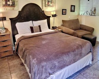 Napa Rock Cottage/ #7 Oak Crest - Eureka Springs - Bedroom