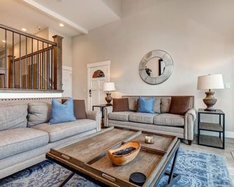 Central Location, Perfect for Large Groups & Recreation! Park City Woodside Ski Estate (Ski-in/out) - Park City - Living room