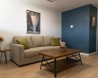 Cactus Cabin with skydeck - Alpine - Living room