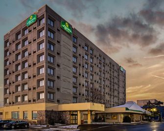 La Quinta Inn & Suites by Wyndham New Haven - New Haven - Budova