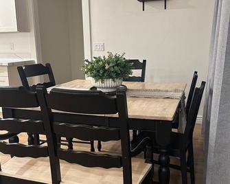 NEW BUILD Spacious 4-bedroom house with great location- sleeps 10 - Thatcher - Essbereich