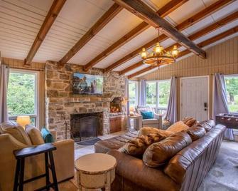 The Farmhouse at Doe Creek - Blowing Rock - Living room