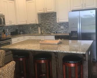 Luxury camp with Incredible water views!brBest fishing and crabbing around ! - Hackberry - Cocina