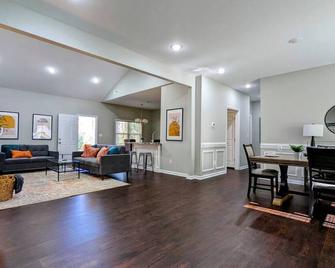 Spacious Family Friendly Home with Large Fenced in Yard - Charlotte - Wohnzimmer