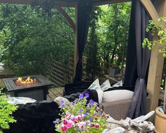 Hotub..Pets..Location 5house\nseas The Day Gibsons Landing - Gibsons - Patio