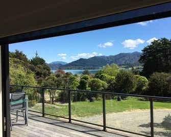 Modern 3 bedroom bach in Kenepuru Sound - Anakiwa - Balcone