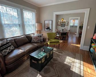 Rosebud Retreat: Bohemian 3-Bedroom Bungalow In Walkable Historic Plaza Midwood - Charlotte - Wohnzimmer