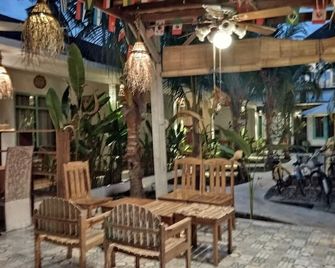 Palm Trees Villas - Pemenang - Innenhof