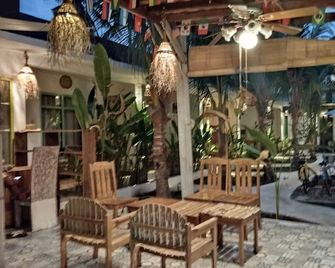 Palm Trees Villas - Pemenang - פטיו