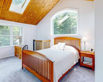 Secluded waterfront home with firepit, gas grill, kayaks, dock, balcony, & patio - Phippsburg - Bedroom