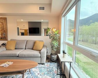 Hideaway/Mountain Views/Balcony/Pool/Air Conditioning/Lockable Bike Storage - Dead Man's Flats - Living room