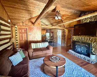 Log Cabin Retreat/Pet Friendly: Lake, Golf & Wine - Chatham - Living room
