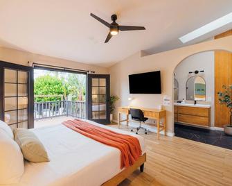 Entire house - 4 Bedroom & 2 Bath, 5 Min to Beach - Oceanside - Bedroom