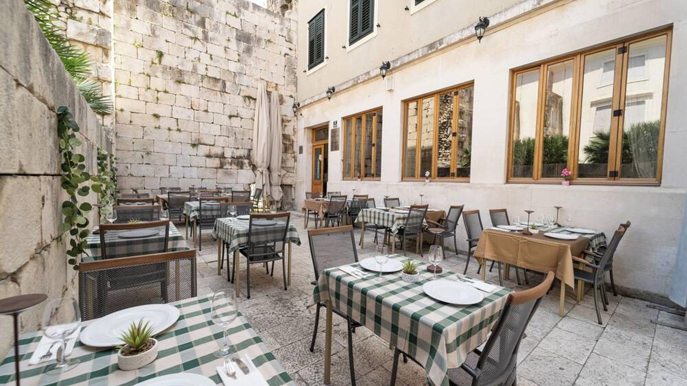 Hotel Peristil