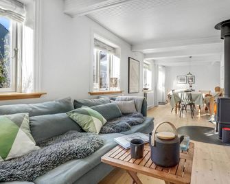 2 Bedroom Cozy Home In Roenne - Rønne - Wohnzimmer
