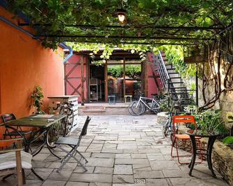 Funky Mamaliga Hostel - Chişinău - Patio