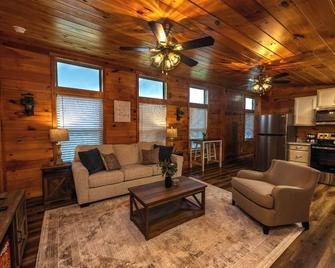 Rustic Mt Sterling Cabin1 Near Downtown Pets Ok - Mount Sterling - Wohnzimmer