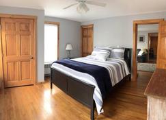 Charming Sunny Space in Historic Manchester, NH - Manchester - Sypialnia