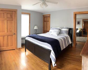 Charming Sunny Space in Historic Manchester, NH - Manchester - Bedroom