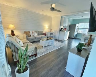 Restful home with game room and deck! 6 miles to city! (pet friendly) - Charlotte - Sala de estar