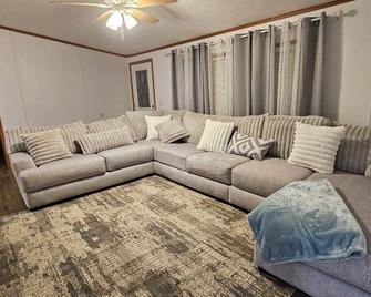 Camp Joy Lake House, Caldwell, TX sleeps 10 - Caldwell - Living room