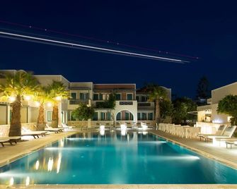 Rose Bay Hotel - קאמארי - בריכה