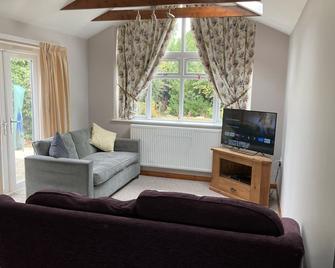 Spacious detached bungalow with ample parking - Grantham - Living room
