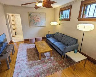 Gladstone Home: Charming 2-Bedroom Stay - Sault Ste Marie - Living room