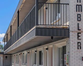 Ambler Hotel - Saratoga Springs - Building