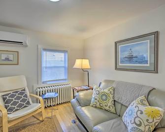 Quaint DT Greenport Apt - 2 Mi to Shelter Island! - Greenport - Pokój dzienny